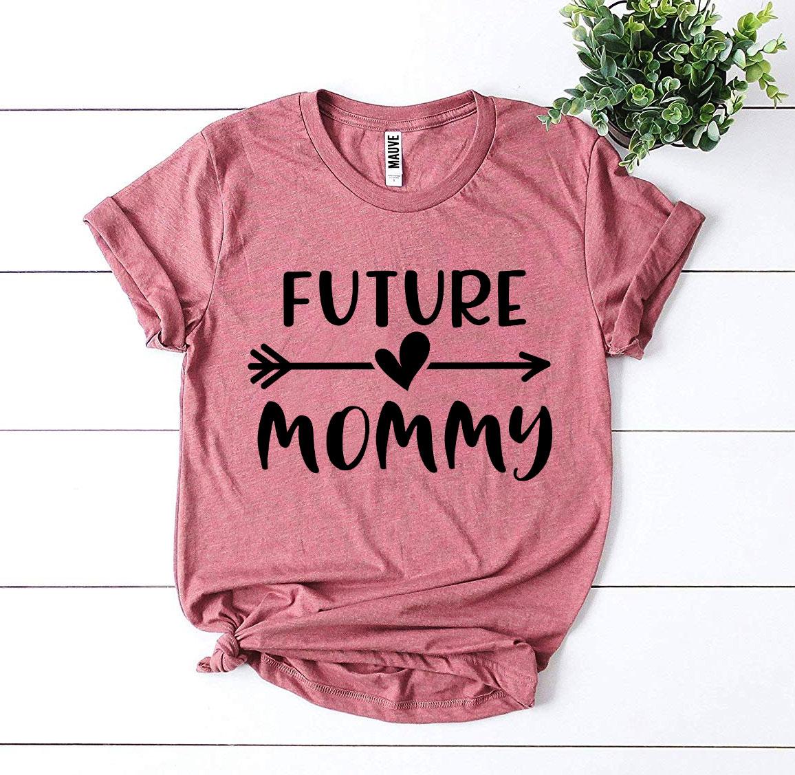 Future Mommy t-shirt in soft rose color, featuring stylish black arrow and heart print for expectant mothers.