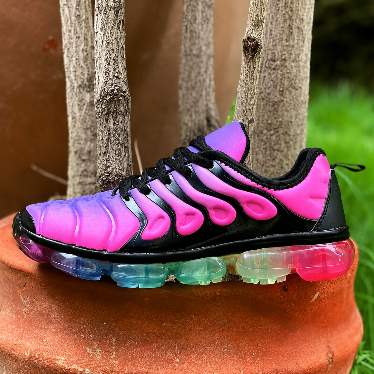 Stylish summer fitness sneakers in vibrant pink and black, perfect for running and training.